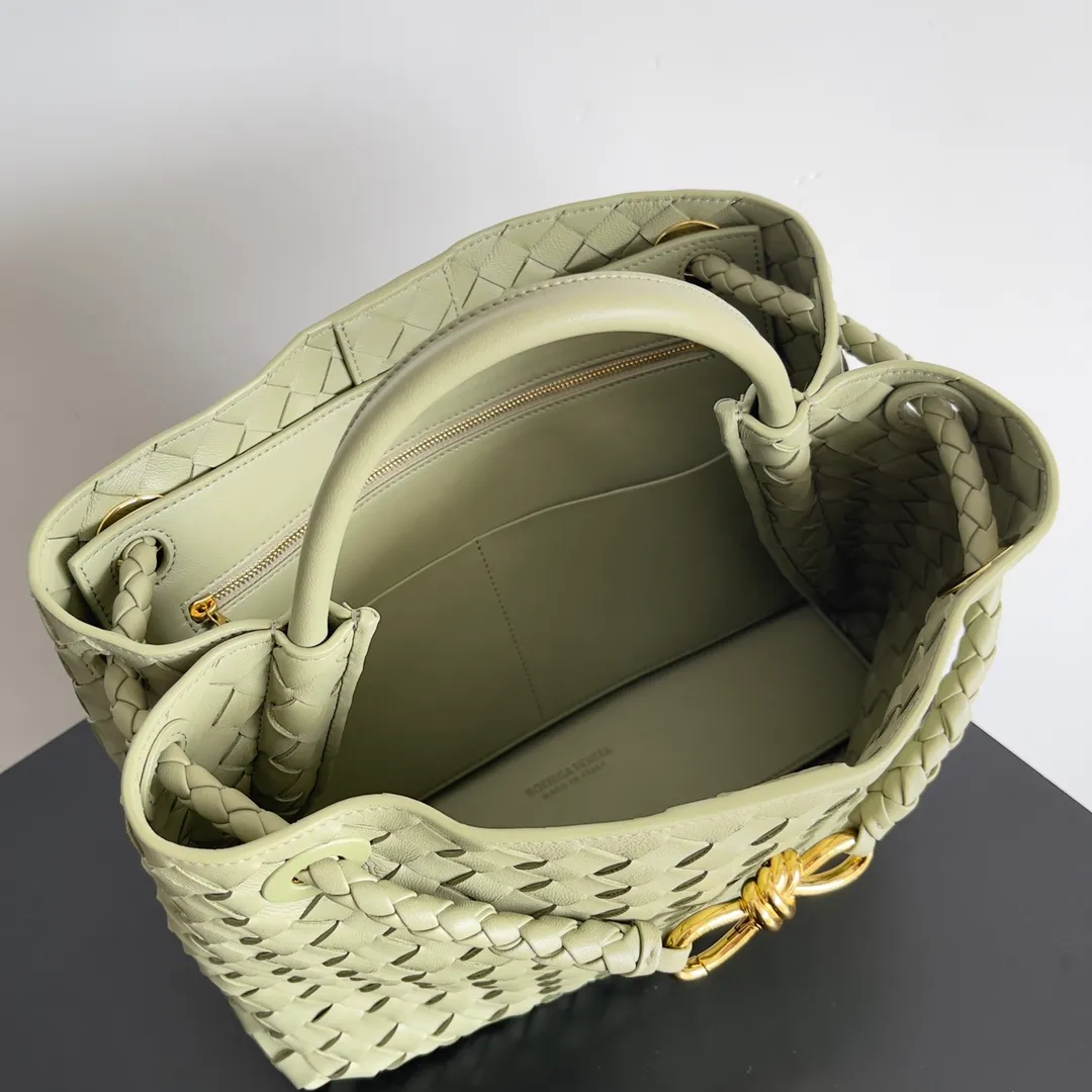 The 2023 new Andiamo batch of 2260 BV has been shipped‼ ️Really popular🔥The new Andiamo woven handbag launched by Bottega Veneta this season is really popular all over the world! ! Celebrities at home and abroad have worn it, and Oscar-winning actress Michelle Yeoh has taken it out on the street. Song Jia, Trai Yara, Yu Feihong, Sanji Ayaka, Rosie Hunting-Whiteley, Yoshioka Riho, etc. have all picked up this bag. It is classic and versatile, showing off its temperament, and the bag capacity is also large, which is very convenient for daily commuting! ! A variety of carrying methods, the shoulder straps can be adjusted by yourself, the original lambskin feels soft and delicate, and the unisex style breaks the gender boundaries and brings a more practical and long-lasting use experience. Andiamo, which has both elegant and casual styles, perfectly interprets the true appearance of "fashionable old money style". Style number: 743572 Size: 32*24*12